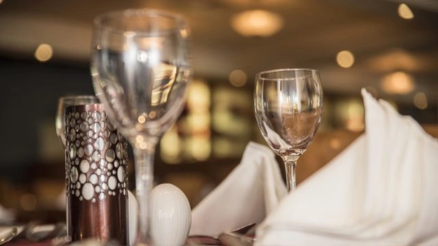 riverside-park-hotel-moorings-wine-glasses