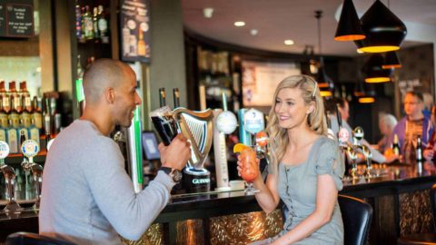 riverside_park_hotel_couple_at_prom_bar