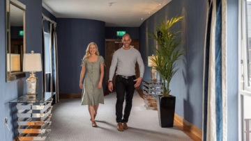 riverside-park-hotel-couple-corridor