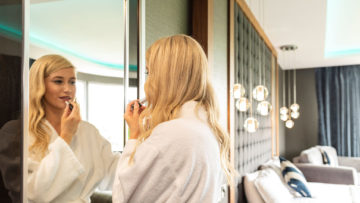 riverside-park-hotel-lady-in-mirror